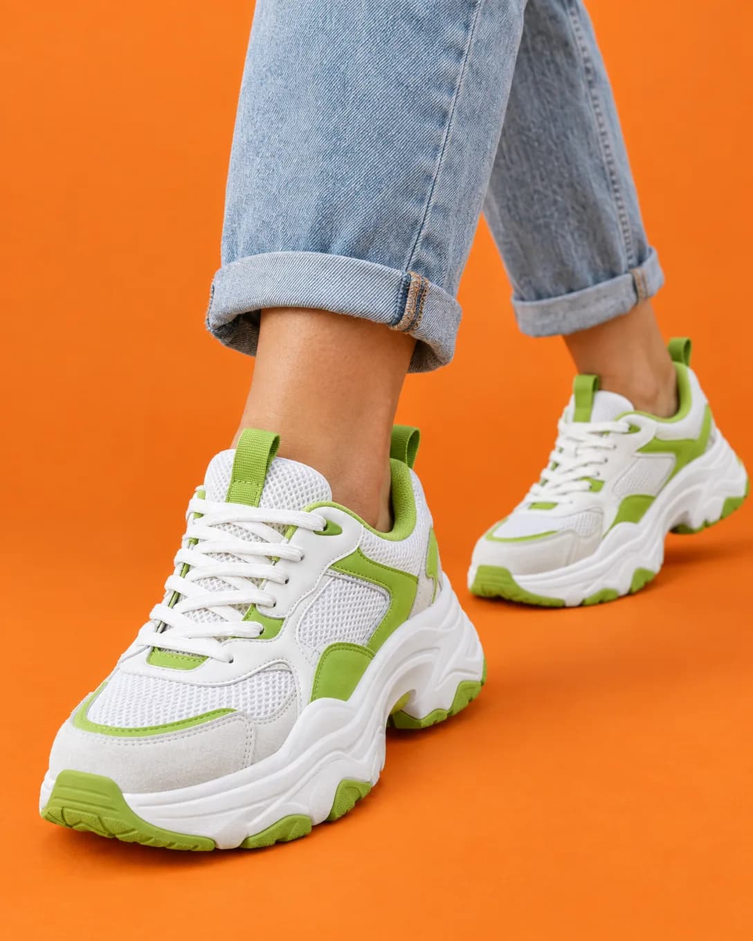 Sneakers putih-lime dengan jeans digulung